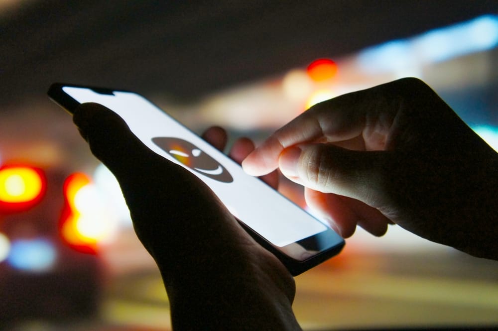 トラブルを未然に防ぐためにスマホでブロック操作などを行う様子