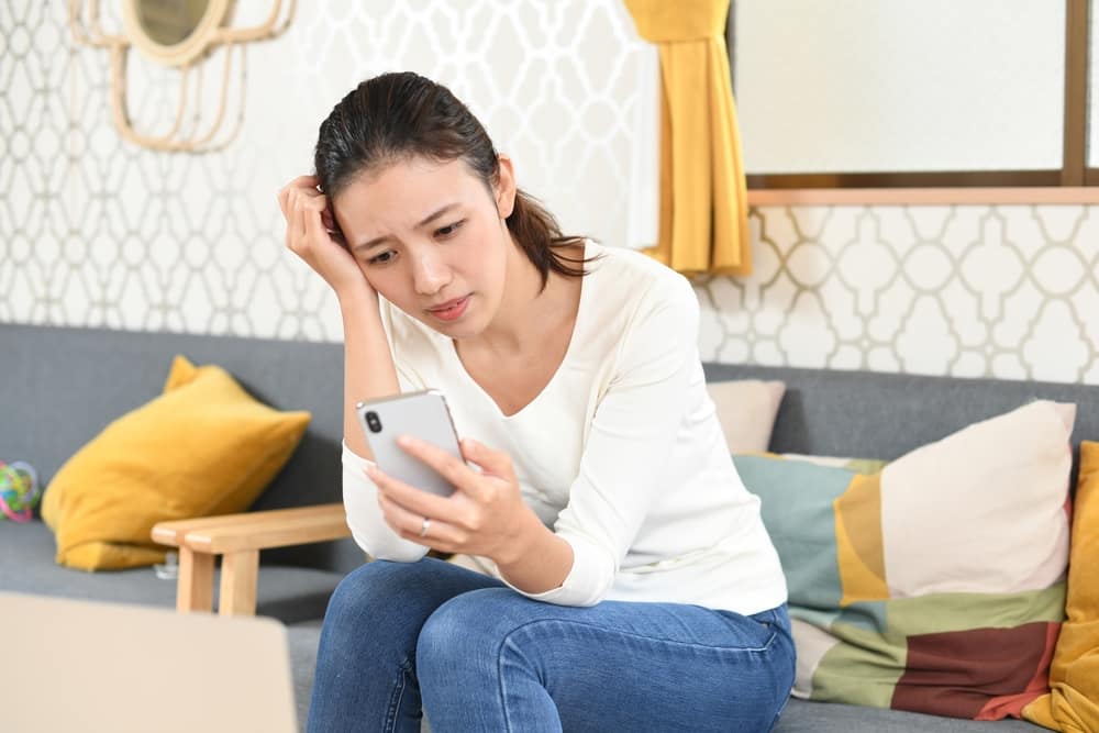 LINE交換をすべきか慎重に検討しているユーザーのイメージ