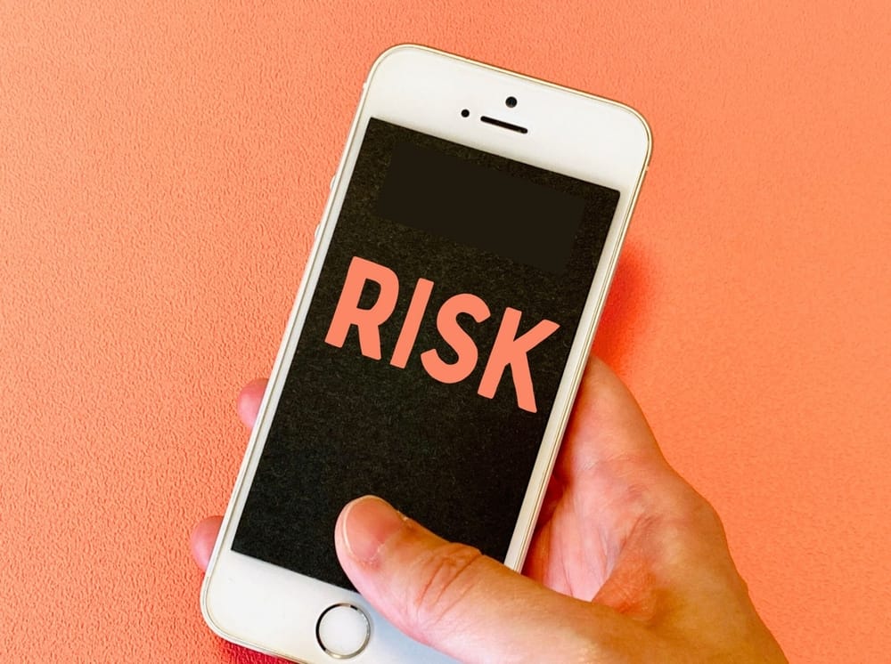 LINE交換によるプライバシーの露出やリスクについて悩む様子