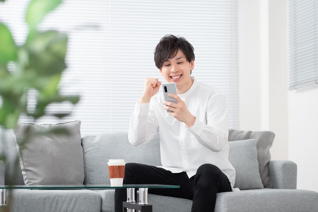 マッチングアプリの追いメッセージに関する成功戦略(推奨時間の比較、負担度のOK/NG比較、スマホを見てガッツポーズをする男性)を示した画像セット。