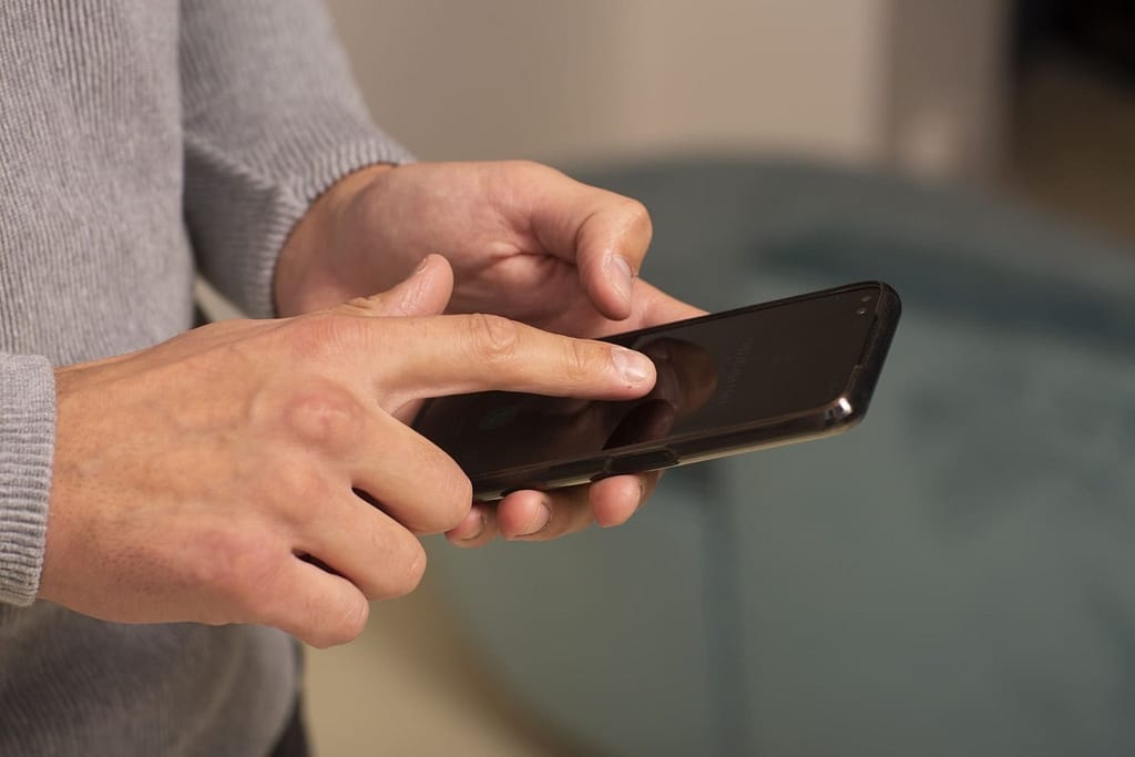 マッチングアプリの追いメッセージに関する3つの鉄則(推奨時間の比較、負担度のOK/NG比較、スマホを操作する男性)を示した画像セット。