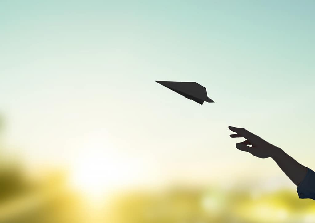 マッチングアプリでの同棲という目標に向かって、一歩踏み出す人を応援するイメージの紙飛行機