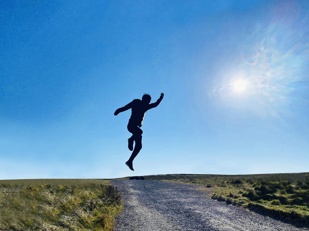 マッチングアプリでの失恋を乗り越え、自信を取り戻して未来へ跳躍するイメージ画像。