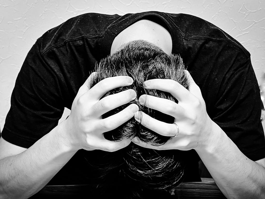 マッチングアプリで出会いがなく頭を抱えて悩む30代男性